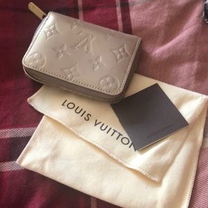 Louis Vuitton nude vernis zippy wallet